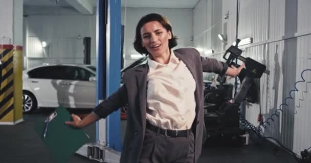 Takım elbiseli bir otomobil işçisi kadın kameranın önünde dans ederken heyecanlandı. — Stok video