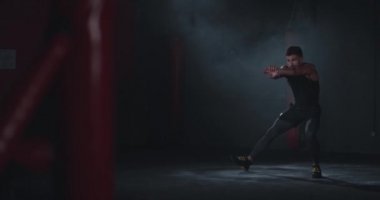 Çapraz fitness sınıfında harika görünümlü atletik bir adamın vücut egzersizleri vardır. Konsantre ve rahat çalışır.