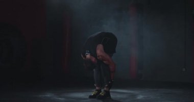 Atletik bir erkek cadı için antrenman zamanı. Vücut egzersizlerine çapraz fitness sınıfında başlıyoruz.