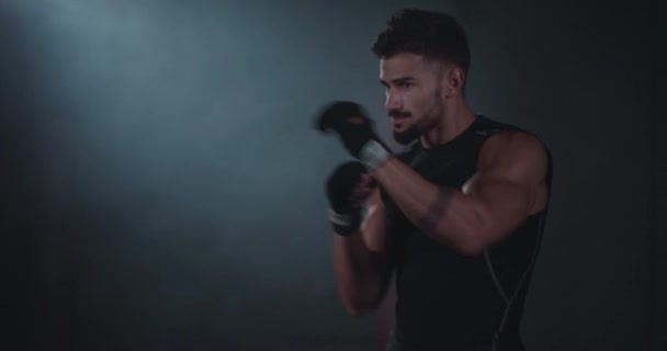Portrét detailní záběr boxera v křížové fit třídě před kamerou velmi koncentrovaný a atraktivní chlap — Stock video