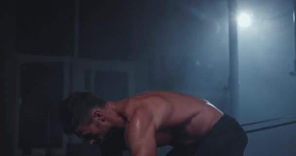 Mycket hård träning cross fitness övningar med hjälp av ett elastiskt band och gör armhävningar och kör han arbetar bra för sin muskel — Stockvideo
