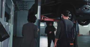 Otomobil tamirhanesinde üniformalı ana tamirci bilgisayarda ana menajeri olan kadınla çalışma planını analiz ediyor. Sonra da hasarlı arabanın altına girip olgun insanlarla konuşmaya başlıyorlar.