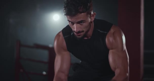 Portrait of sweeting athletic man doing exercises on the ropes in the cross fitness class he are concentrated on his hard workout — Stock Video