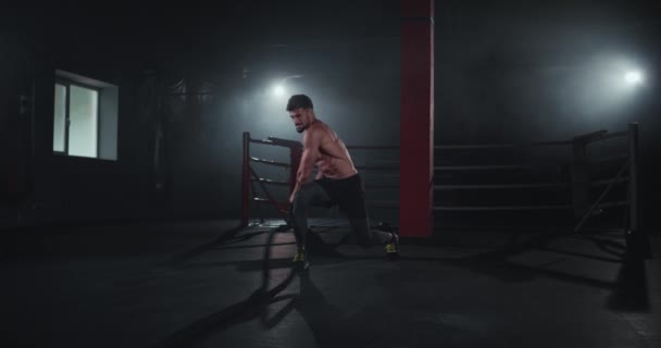 Tipo atlético gran aspecto con un cuerpo en forma y fuerte tienen un entrenamiento duro en la clase de fitness cross se cansa al final — Vídeos de Stock