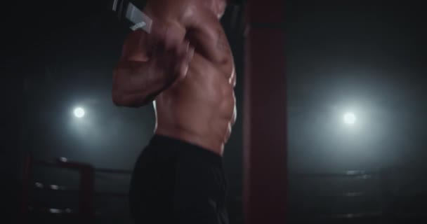 Details springen Kerl über das Seil in einem Cross-Fitness-Klasse perfekten Körper voller harter Muskeln — Stockvideo