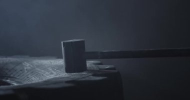 Güçlü adam zıt konsept detaylarını yakın çekim büyük bir lastik hummer alın