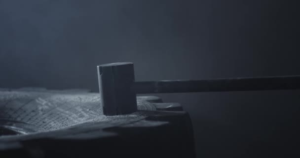 Silný muž detailní detaily cross fitness koncept vzít hummer z velké pneumatiky — Stock video