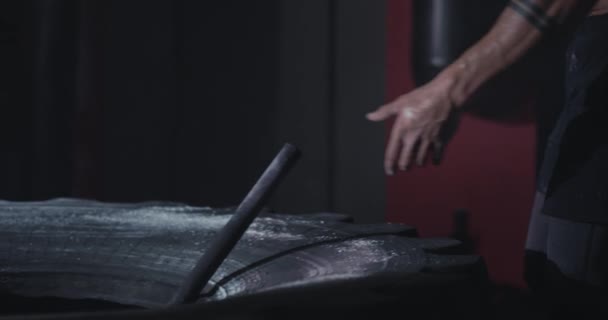 Silný kulturistika muž vzít hummer kousnout přes pneumatiku v křížové fitness třídy — Stock video