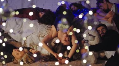 Noel partisindeki gençlerden oluşan grup yatakta ve yerde uyuduktan sonra çok yorucu bir parti gecesinden sonra çok yorgundular. Arri Alexa Mini 'ye ateş edildi.