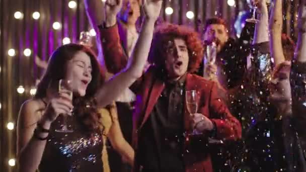 Carismatico bella teen persone che celebrano festa di compleanno tutti felici ed eccitati bere un po 'di champagne ballare e godersi il momento — Video Stock