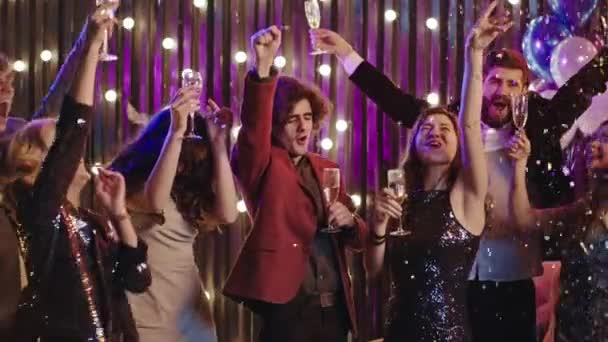 Attraktiv och mycket upphetsad stor grupp vänner firar födelsedagsfest alla dansar dricka champagne ler stor njuter av natten — Stockvideo