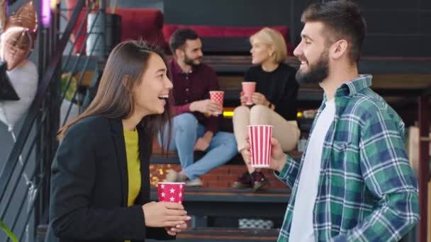 Moderna grande biblioteca per gli studenti di fronte al gruppo di telecamere di studenti multietnici hanno una pausa caffè chiacchierando e sentirsi rilassati dopo le lezioni — Video Stock