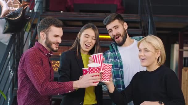 Carismático y sonriente grandes estudiantes multiétnicos aplausos con café mientras tienen un descanso en una universidad moderna y mirando a la cámara — Vídeos de Stock