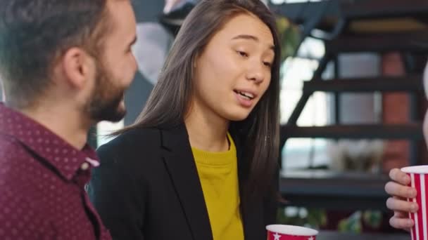 Gros plan portrait d'une charismatique belle employée de bureau japonaise socialisant avec ses collègues lors d'une pause café — Video