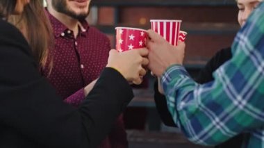 Modern ofis merkezinde, çok ırklı bir grup işçi taze kahve içip ara verirken sosyalleşiyorlar. Arri Alexa Mini 'ye ateş edildi.