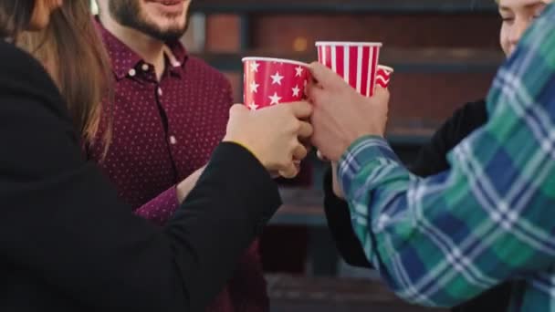 In het moderne kantoor centrum multi-etnische groep van werknemers drinken van wat verse koffie en socialiseren terwijl u een pauze. Neergeschoten op Arri Alexa Mini — Stockvideo