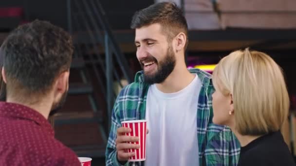 Attraktive junge Leute multiethnisch mit einem breiten Lächeln vor der Kamera unterhalten sich freundlich, während sie die Kaffeetasse in der Hand halten — Stockvideo