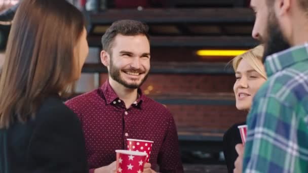 Good looking blonde lady with short hair office manager have a friendly conversation with office workers while have a coffee break — 비디오