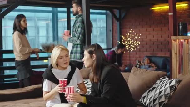 Multiethnische Gruppe von Büroangestellten während eines Mittagessens unterhalten sie sich mit ihren Kollegen, trinken Kaffee und fühlen sich frisch — Stockvideo