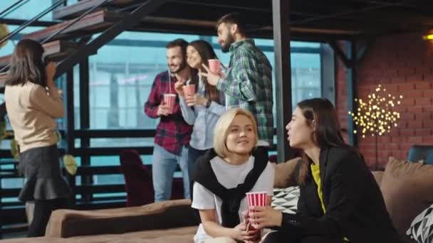 Barátságos irodai csapat karizmatikus vonzó dolog van egy kis szünetet egy modern, tágas irodában isznak kávét és élvezik az időt — Stock videók