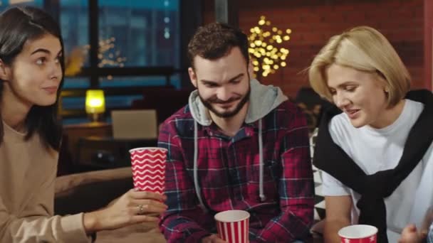 Gut aussehende Gruppe junger Leute in der Nähe der Kamera, die gemütlich Kaffee trinken und die Zeit mit Freunden genießen — Stockvideo
