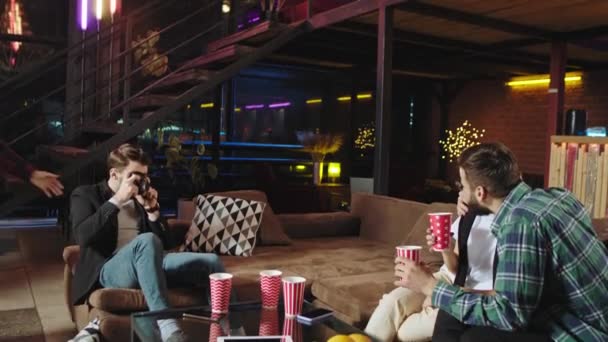 Apartamento loft grande con vista panorámica grupo de amigos celebrando un cumpleaños en casa pareja llegó con globos de arriba disfrutando de los vítores de tiempo con gafas de color y sonriendo a lo grande — Vídeos de Stock