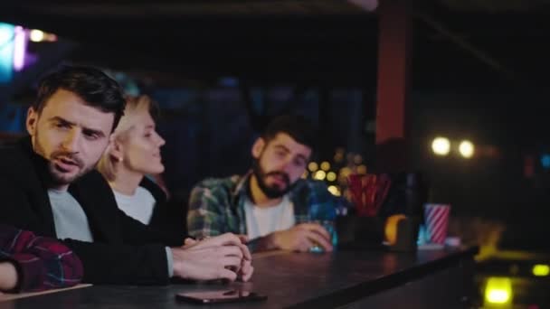 Elegante atractivo diversos jóvenes se divierten en un pub beben vasos de cerveza y pasar un buen rato juntos . — Vídeo de stock