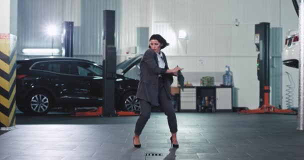 Boa aparência senhora gerente animado em um terno pulando muito animado na frente da câmera e sorrindo grande. 4k — Vídeo de Stock