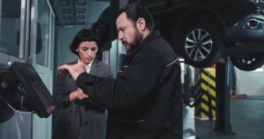 Üniformalı yakışıklı bir tamirci ve elinde bir harita tutan çekici bir bayan yönetici. Garajdaki iş planı hakkında konuşuyorlar.