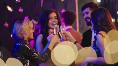 Gülümseyen yüzlü gençlerden oluşan parti grubunda atmosfer iyi. Gecenin tadını çıkarıyorlar. Şampanya kadehleriyle tezahürat yapıyorlar ve heyecanlanıyorlar.