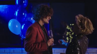 Partide çok yakışıklı bir genç adam telefonda arkadaşıyla tanışırken güzel bir bayan birbirlerine sarılıyorlar ve büyük bir gülümsemeyle konuşmaya başlıyorlar. 4k