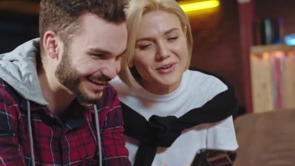 Gros plan sur la caméra charismatique femme blonde heureuse et son petit ami charismatique passer un bon moment ensemble bavarder et profiter du temps ensemble — Video