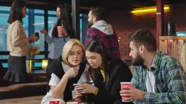 Modern bir stüdyo grubunda çok ırklı arkadaşlar bir araya gelip sosyalleşiyorlar, içki içiyorlar ve harika hissediyorlar. Arri Alexa Mini 'ye ateş edildi.