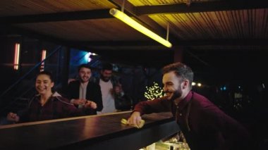 Çekici barmen, genç müşteri cadı grubu için kokteyl hazırladı. Bar tabletine geldi. İçkileri bekledikleri için çok heyecanlıydılar.