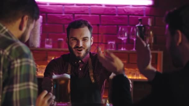 Impresionante pub lugar sonriendo gran camarero dando al cliente dos vasos grandes de cerveza feliz y emocionado comienzan a beber — Vídeos de Stock