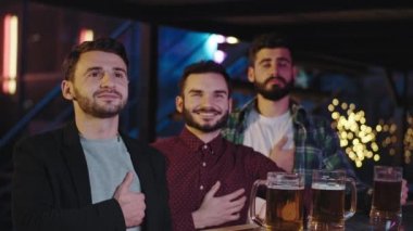 Üç karizmatik adam konsantre olmuş ve duygusal olarak en sevdikleri takımın maçını bir spor barında bira içerken izliyorlar. Arri Sineması Kamerasında Çekim