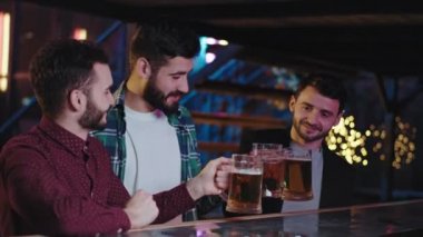 İşten sonra bir grup arkadaş bir bara gelip bar masasında bira içmeye başladılar. Akşamın tadını çıkarıyorlar ve kendilerini çok rahat hissediyorlar.