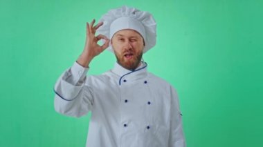 Yeşil stüdyonun içinde çok karizmatik bir fırıncı kameranın önünde poz veriyor. El hareketleriyle güzel bir gülümseme sergiliyor.