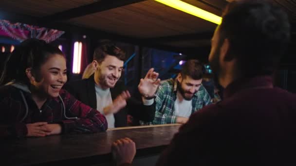 Дивовижний барної атмосфери бармен хлопець підготував барний стіл для клієнта, а потім група друзів дуже харизматично прийшла на барний стіл тремтячими руками, які чекають на коктейлі, а потім щасливо почати — стокове відео