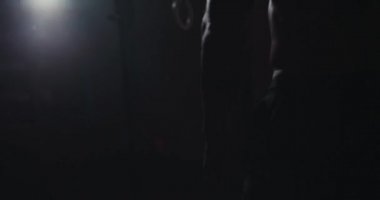 Koyu renk beden eğitimi sınıfından güçlü bir sporcunun sıkı çalışma antrenmanına başladığı spor ringlerinde denge kuruyor. 4k