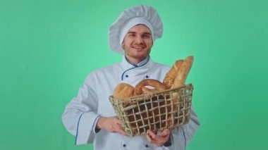 Yeşil bir stüdyoda, elinde bir sepet taze ekmekle büyük bir fırıncı gülümseyip ekmeği kokluyor ve doğruca kameraya bakıyor. Arri Alexa Mini 'ye ateş edildi.