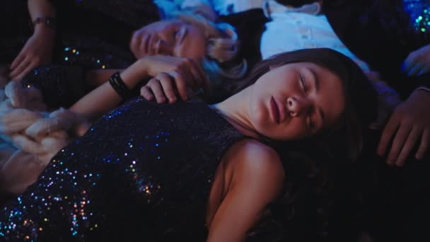 Jóvenes guapos, grupo de amigos después de una fiesta de Navidad duermen una siesta todos juntos en la cama — Vídeos de Stock