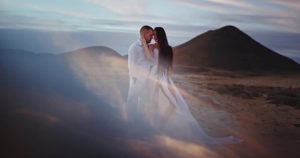 Amazing landscape view with mountain charismatic couple in white dress code holding each other lovely in front of the camera — стоковое видео