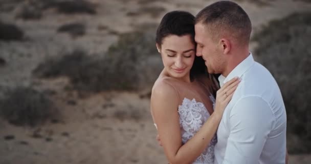 Casal carismático ter um belo tempo juntos eles de pé na frente da câmera em lugar incrível natureza com bela paisagem — Vídeo de Stock