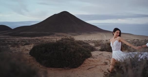 Szczęśliwa i niesamowita para mają romantyczny czas w środku wspaniałego krajobrazu chodzą po tle krajobrazu duży Mountain View — Wideo stockowe