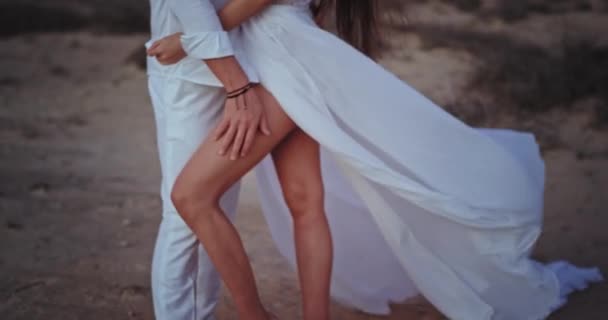 In front of the camera very sensual couple in the middle of amazing landscape man touching a sexy legs of his woman — Stock Video