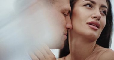 Güzel erkek ve güzel kadın portresi doğanın ortasında romantik bir zaman geçirirler. Birbirlerine tutkuyla sarılırlar.