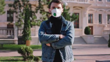 Yeni Coronavirus kavramı, kameranın önündeki koruyucu maskeli bir adam sokağın ortasında kameraya büyük bir benzerlik gösteriyor. ARRI Alexa Mini 'de çekilen