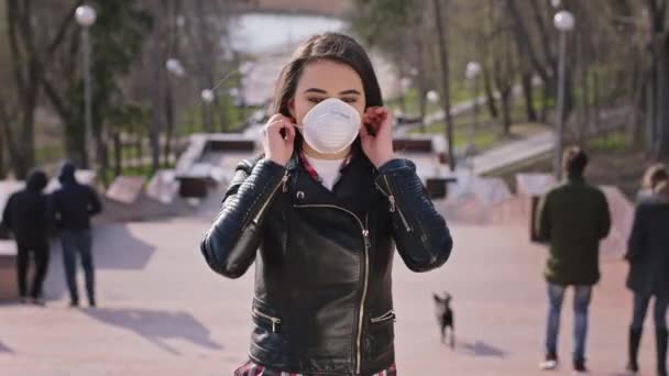 En medio de las escaleras desde el parque una señora muy hermosa con una máscara protectora para proteger contra el virus de un nuevo Covid-19 — Vídeo de stock