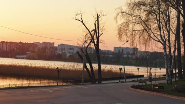 Fantastisk solnedgång i den tomma parken utan människor pandemi i Moldavien Covid-19 N1H1. Skjuten på ARRI Alexa Mini — Stockvideo
